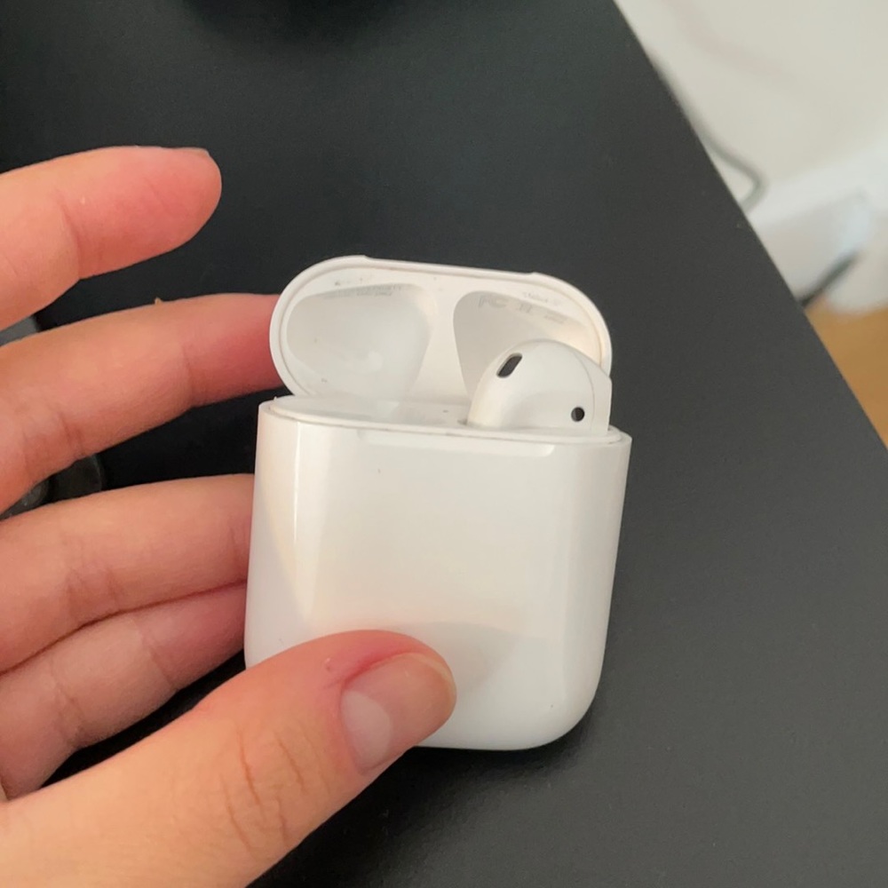 COPY - Apple Airpods First Gen (NO LEFT AirPod)
